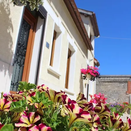 Le Domaine De L Etang Le Merger Holiday home Oeuilly